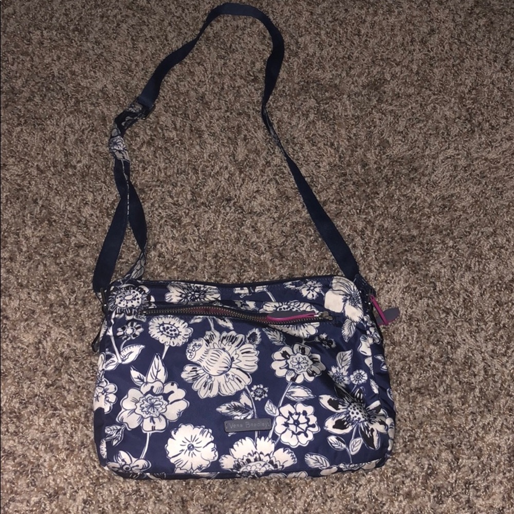 VERA BRADLEY CROSSOVER BAG